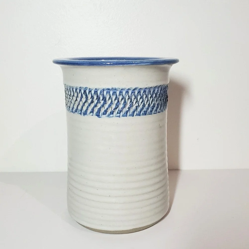 Pottery hand thrown utensil holder, white and blue, marked near base,‎ texture